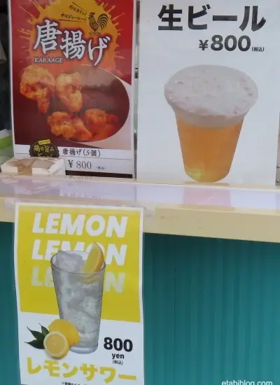 左側緑のキッチンカーのドリンクメニュー