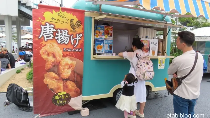 左側緑のキッチンカー