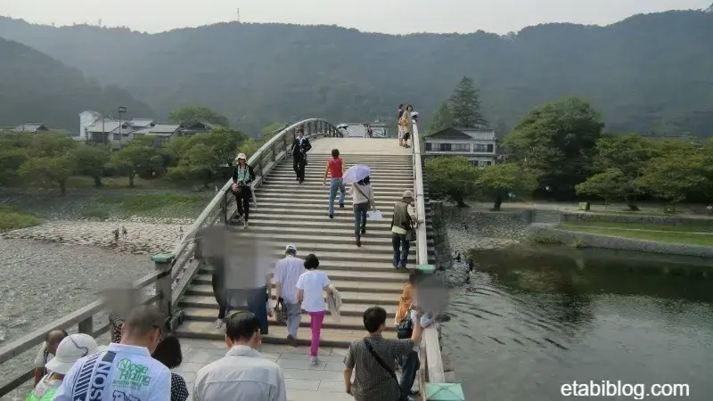 錦帯橋を歩く人々