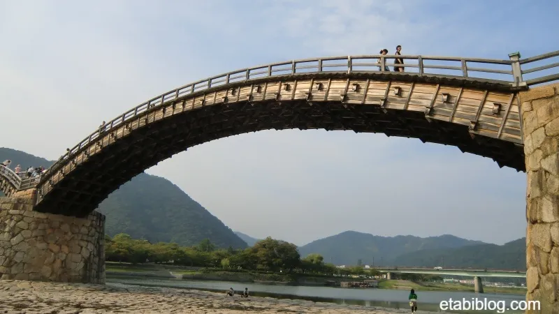 橋の下から見る錦帯橋