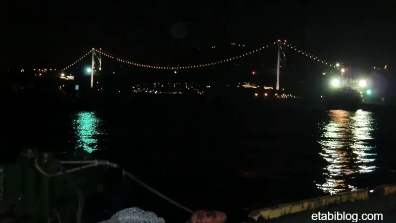 夜の関門大橋