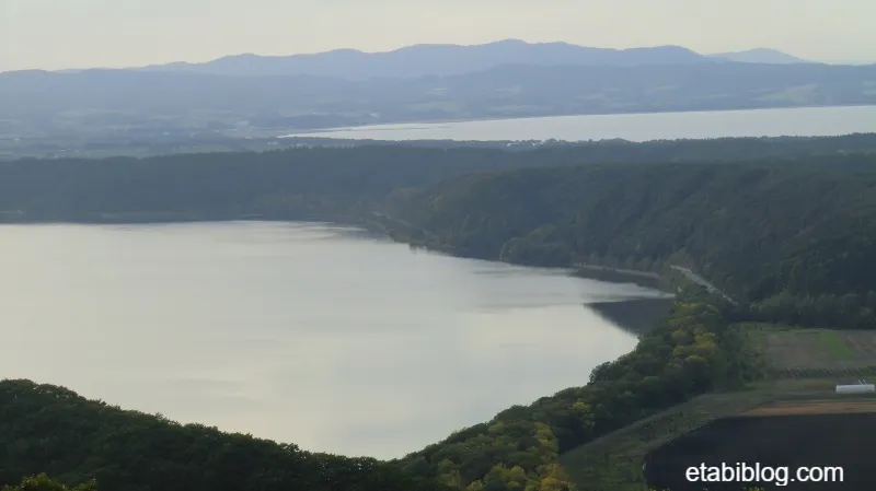 網走天都山展望台から見える網走湖とオホーツク海