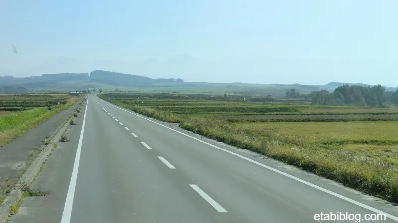 どこまでも続く北海道の真っ直ぐな道路