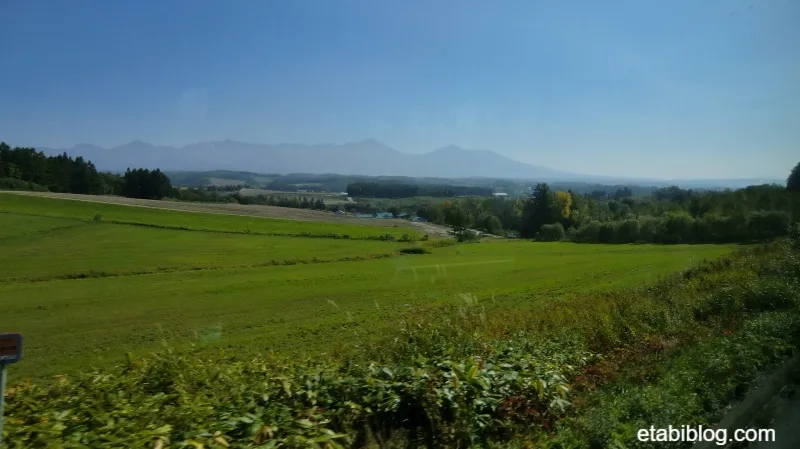 美瑛の丘陵と大雪山山系