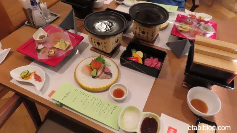 蔵王国際ホテルのレストランテーブルに並んだ夕食