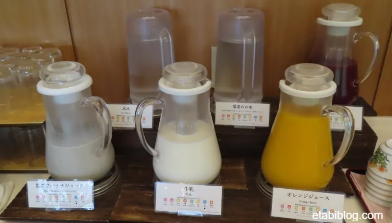 蔵王国際ホテルの朝食の牛乳などのコーナー
