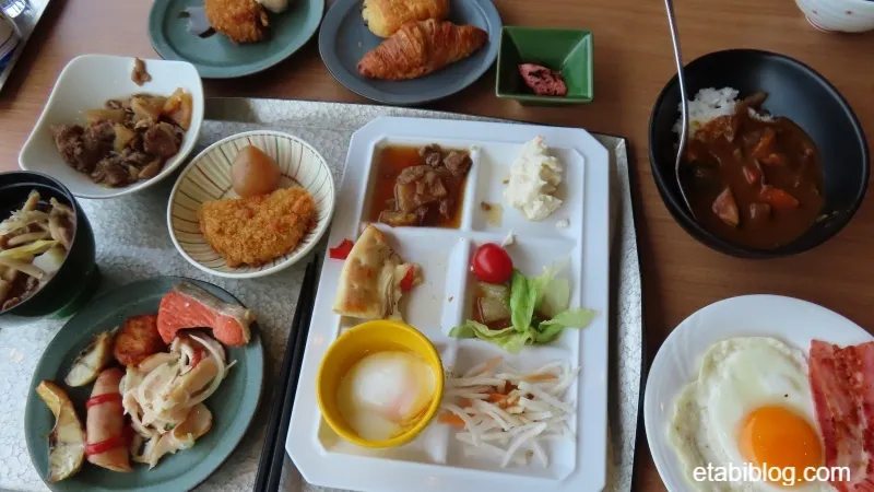 蔵王国際ホテルの朝食ビュッフェを盛ったテーブル