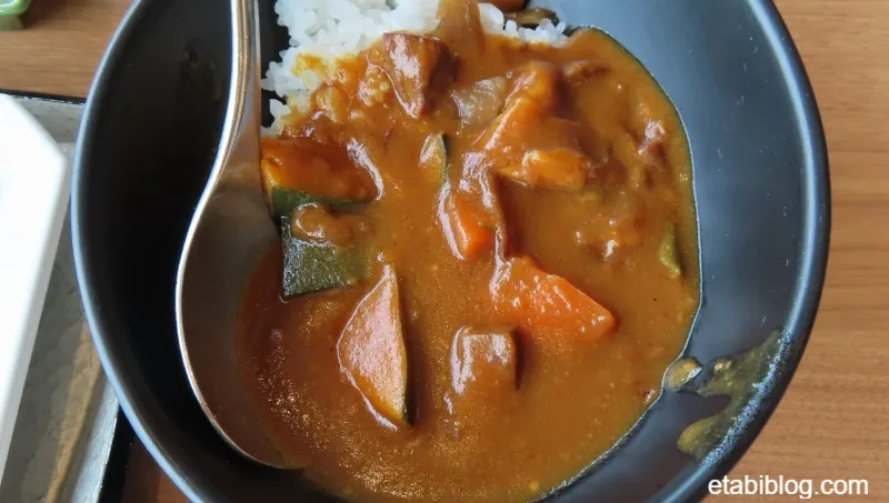 蔵王国際ホテルの朝食の山形牛カレーを盛ったお皿