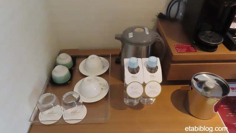 雫石プリオンスホテル8階客室のお茶セットとお水の無料ペットボトル