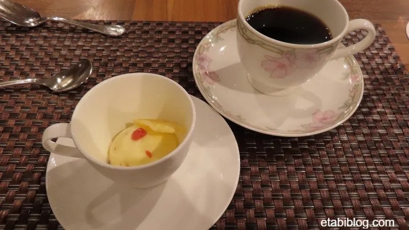 雫石プリオンスホテルのレストランこぶしのコースメニューのデザートとコーヒー