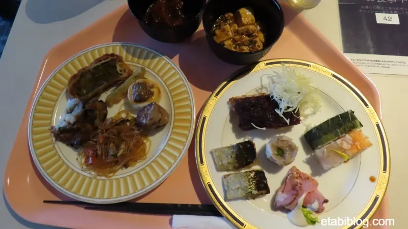 メルキュール裏磐梯の夕食ビュッフェでお皿に盛った食事