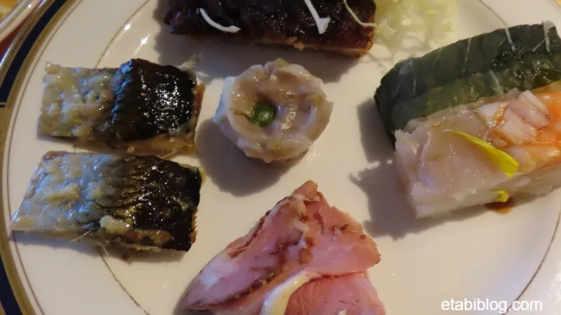 メルキュール裏磐梯の夕食ビュッフェの地元グルメを持った写真