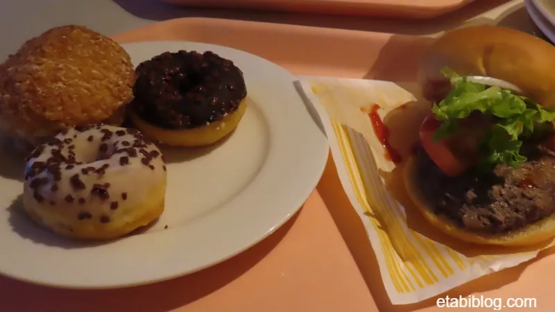 メルキュール裏磐梯の夕食ビュッフェでお皿に盛ったドーナツとシュークリーム