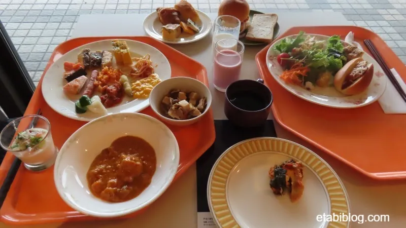 メルキュール裏磐梯の朝食ビュッフェでお皿に盛った大盛りのおかず