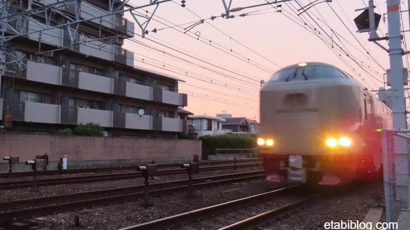 夜明け前の新台特急サンライズ