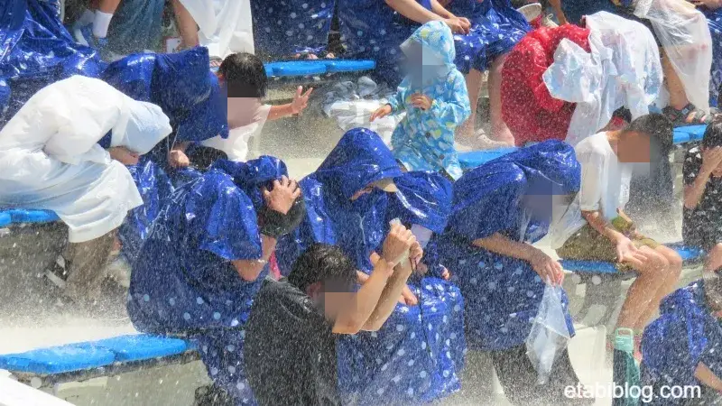 須磨シーワールドのシャチショーでプールの海水を浴びた後の観客席