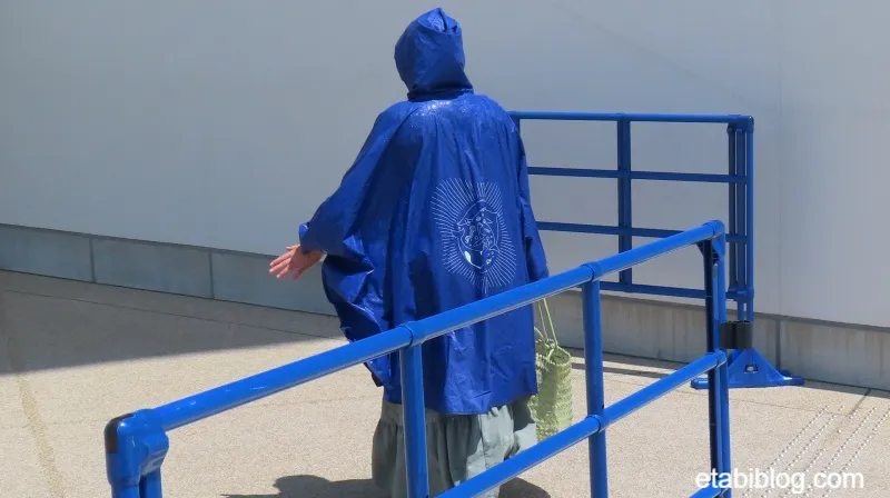 リユースポンチョを着ている人