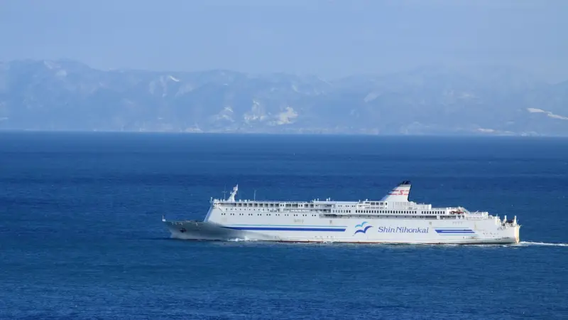 日本海を走行する新日本海フェリー