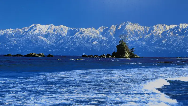 雨晴海岸から見える立山連峰の絶景