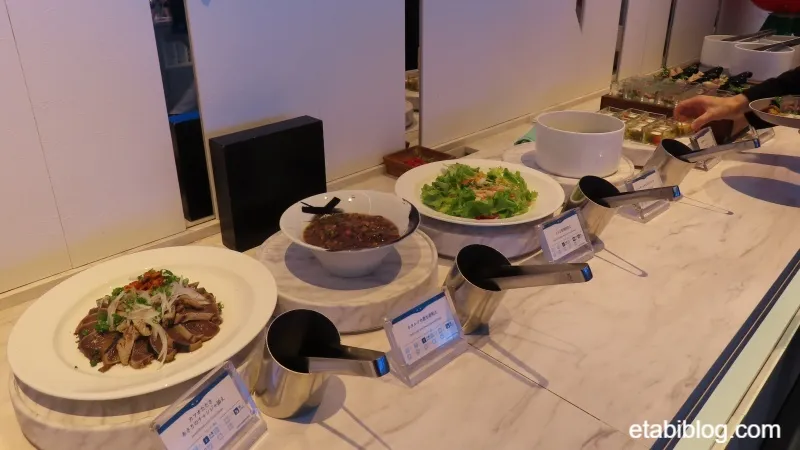 須磨シーワールドのレストランに並んだサラダなど