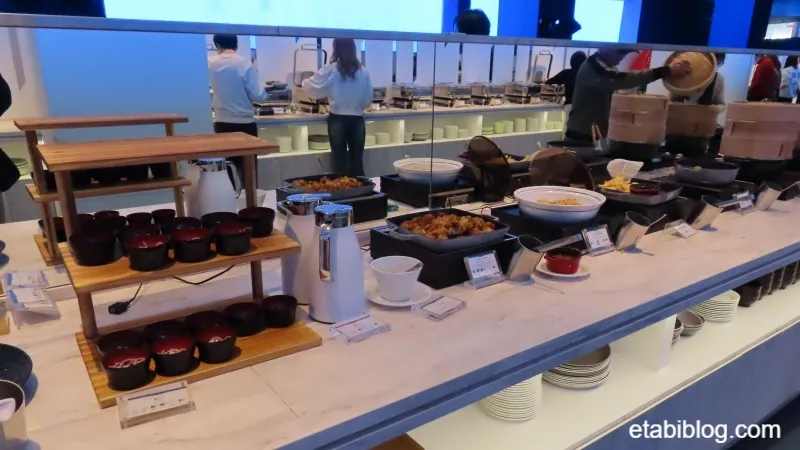 須磨シーワールドのレストランに並んだ温かい料理コーナー